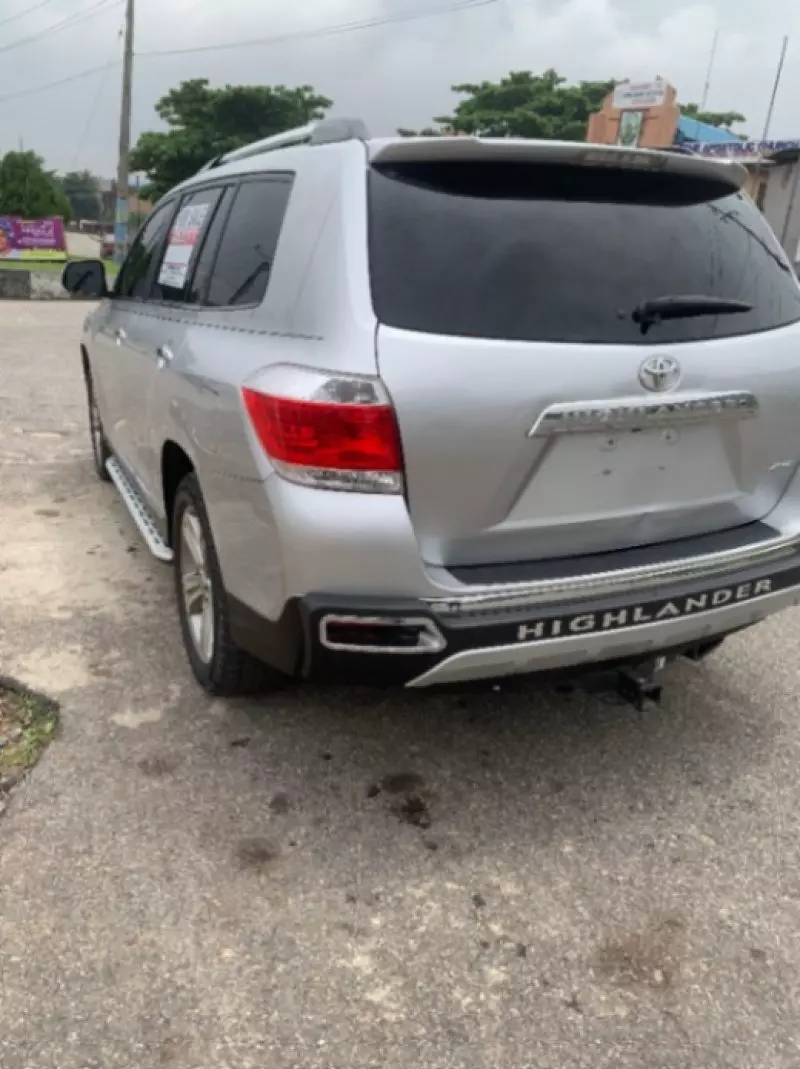 Toyota Highlander   - 2012