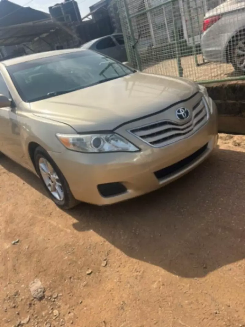 Toyota Camry   - 2010