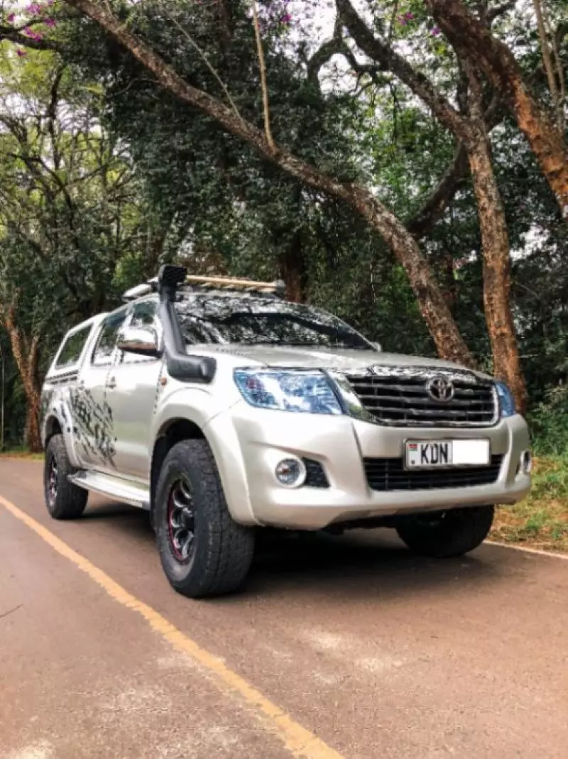 Toyota Hilux    - 2014