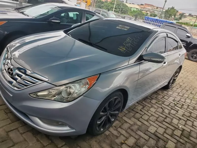 Hyundai Sonata   - 2012