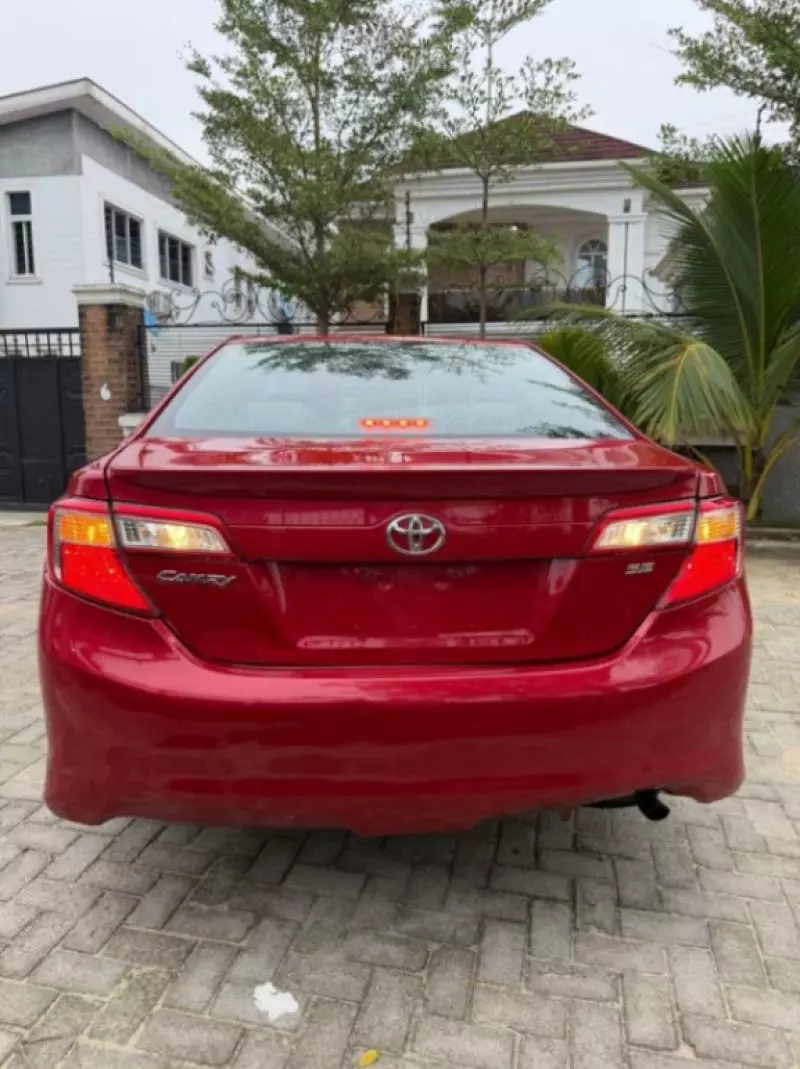 Toyota Camry   - 2012