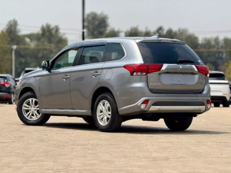 Mitsubishi Outlander hybrid    - 2017