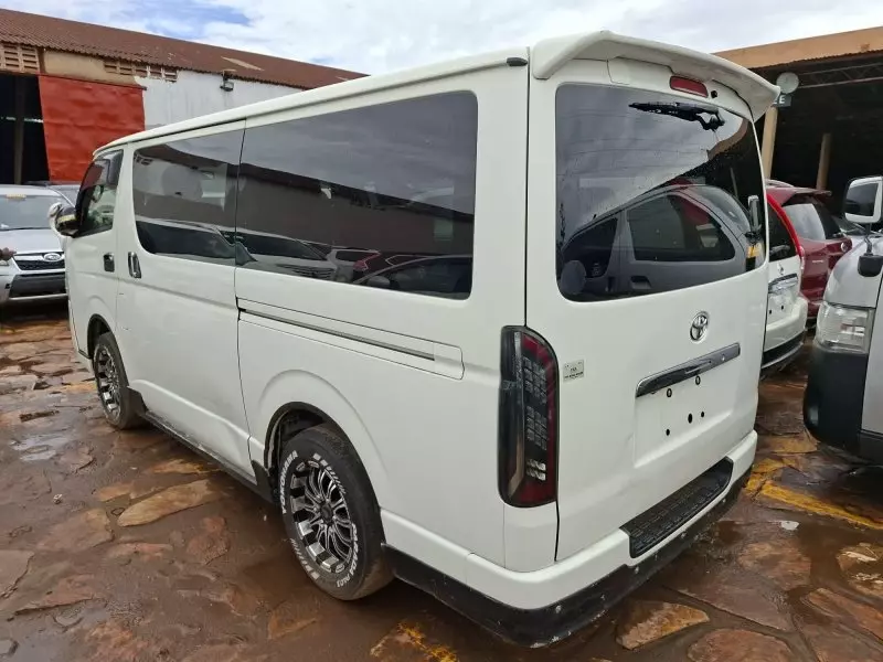 Toyota Hiace   - 2012