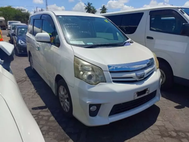 Toyota Noah   - 2010