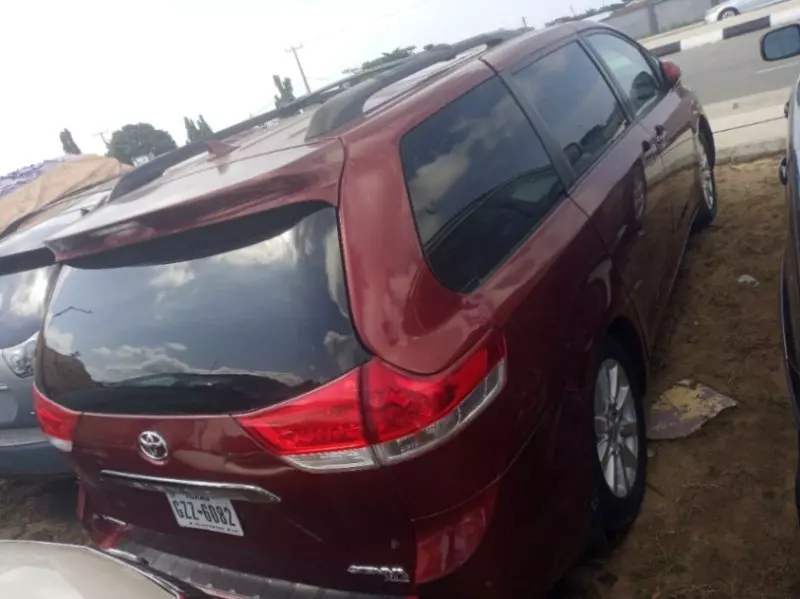 Toyota Sienna   - 2011