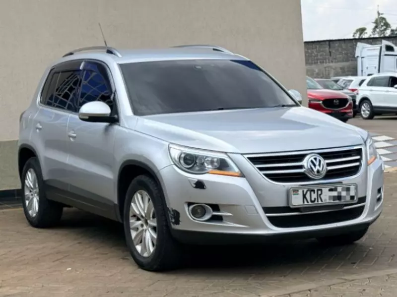 Volkswagen Tiguan   - 2011