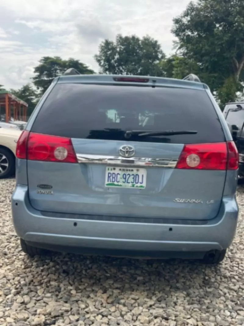 Toyota Sienna   - 2006