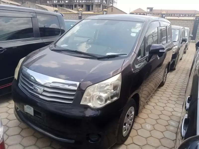 Toyota Noah   - 2013