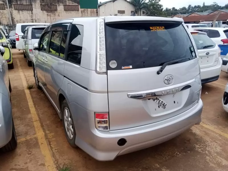 Toyota Isis    - 2011