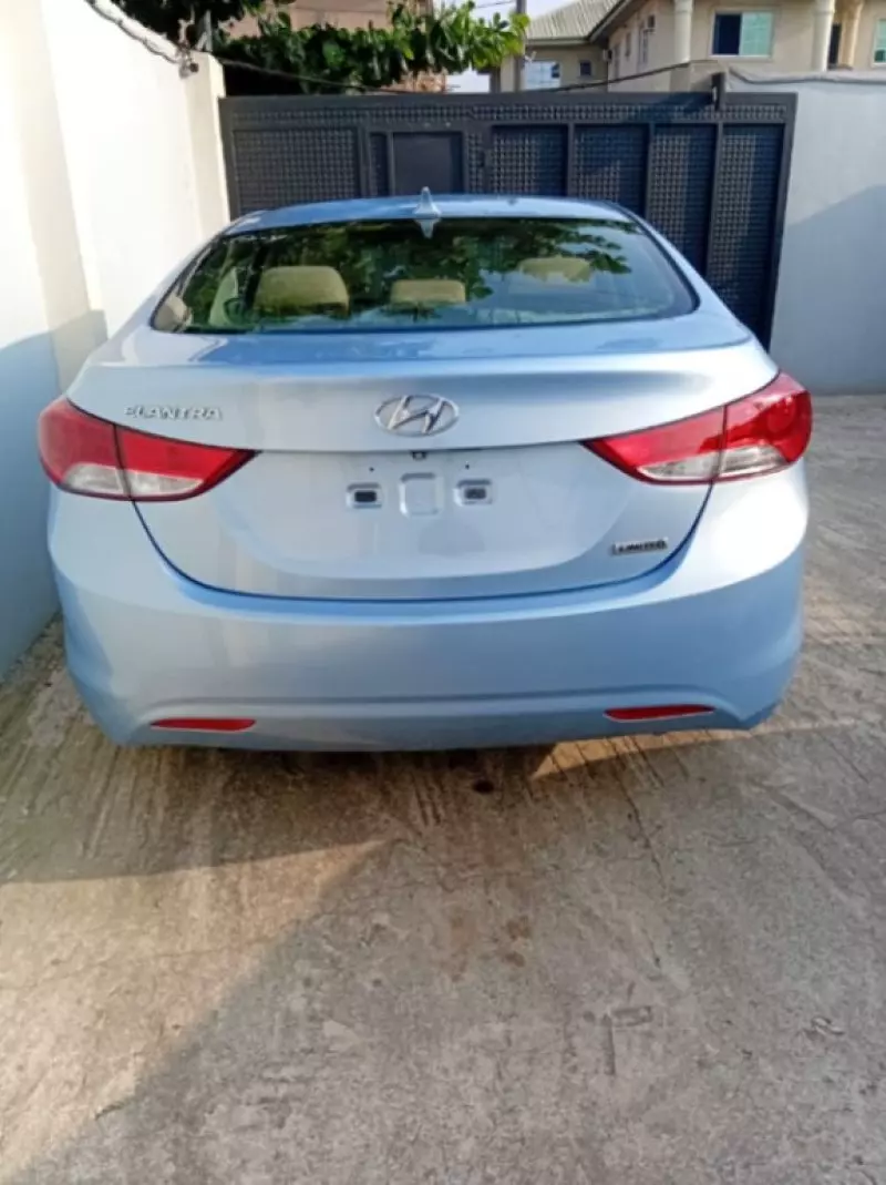 Hyundai Elantra - 2012