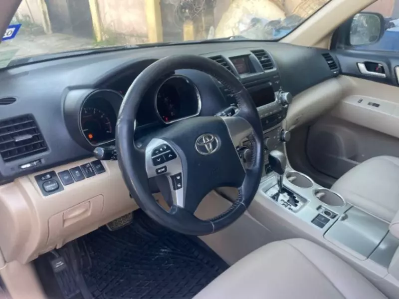 Toyota Highlander   - 2012