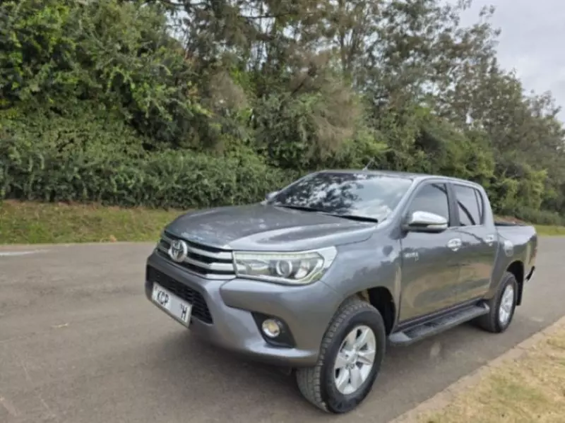 Toyota Hilux   - 2015