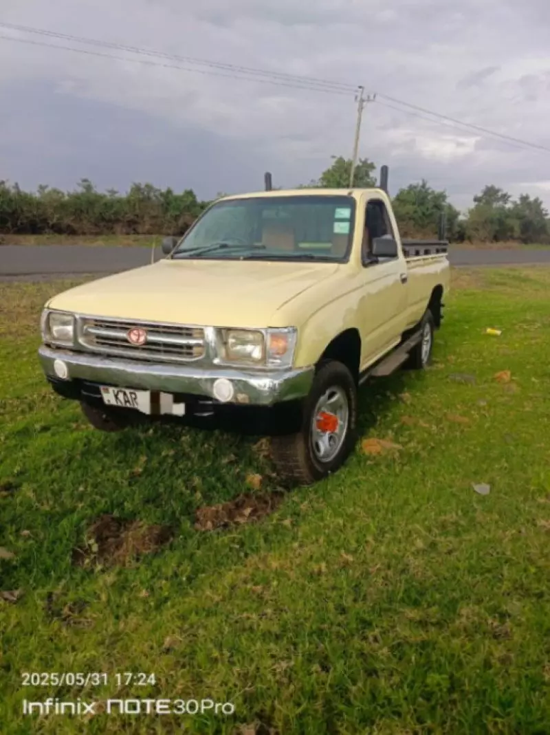 Nissan PickUp   - 1999