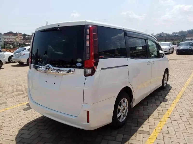Toyota Noah   - 2015
