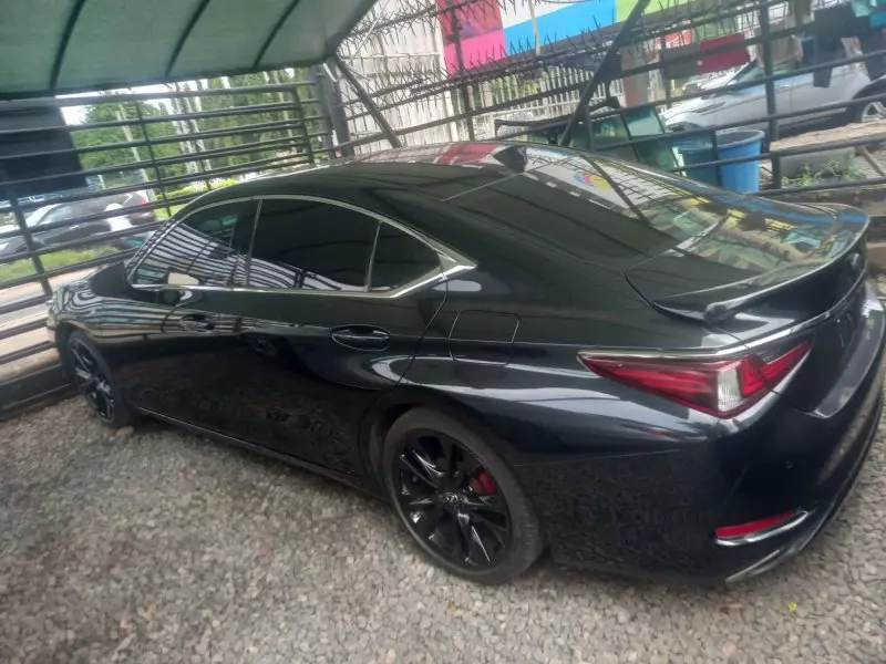 Lexus ES 350   - 2022