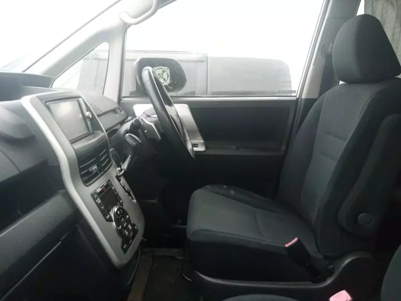 Toyota Voxy    - 2011