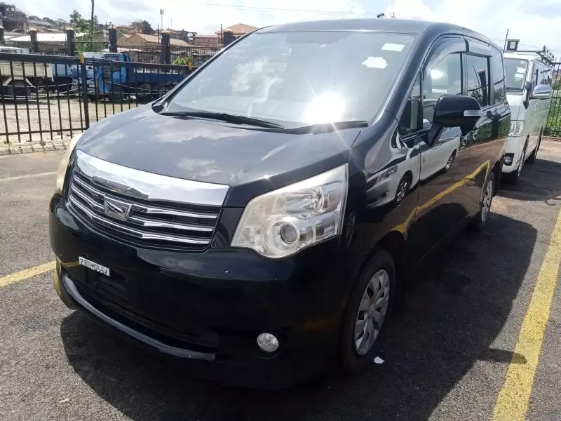 Toyota Noah   - 2012