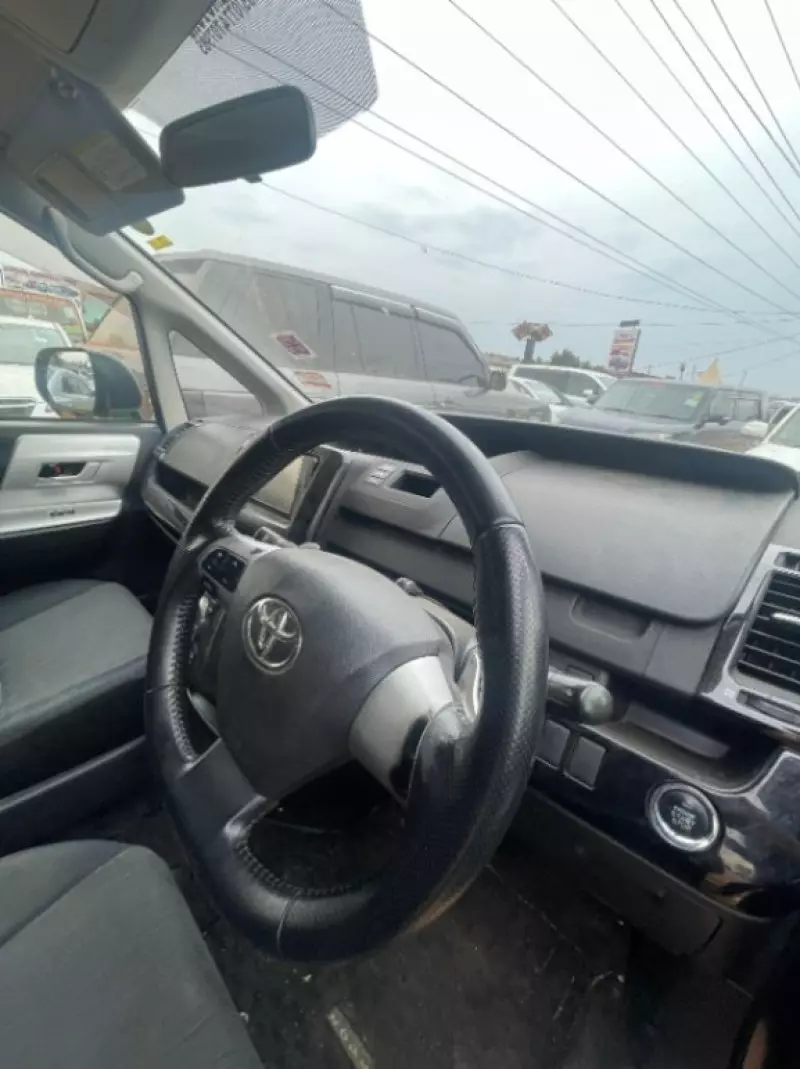Toyota Noah   - 2010