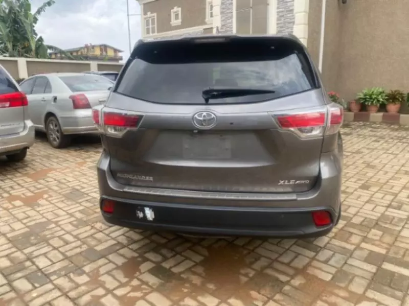 Toyota Highlander   - 2016