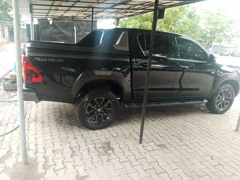 Toyota Hilux   - 2022