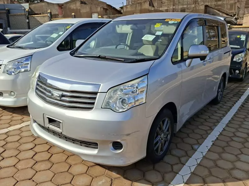 Toyota Noah   - 2013
