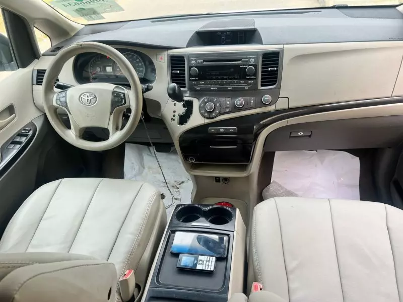 Toyota Sienna   - 2011