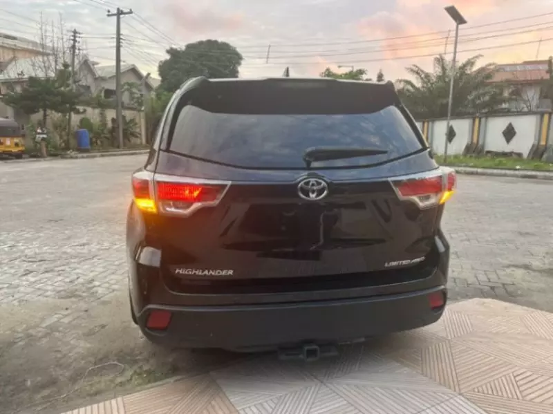 Toyota Highlander   - 2015