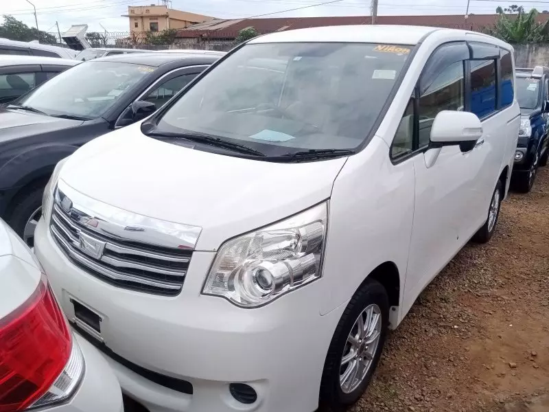 Toyota Noah   - 2012