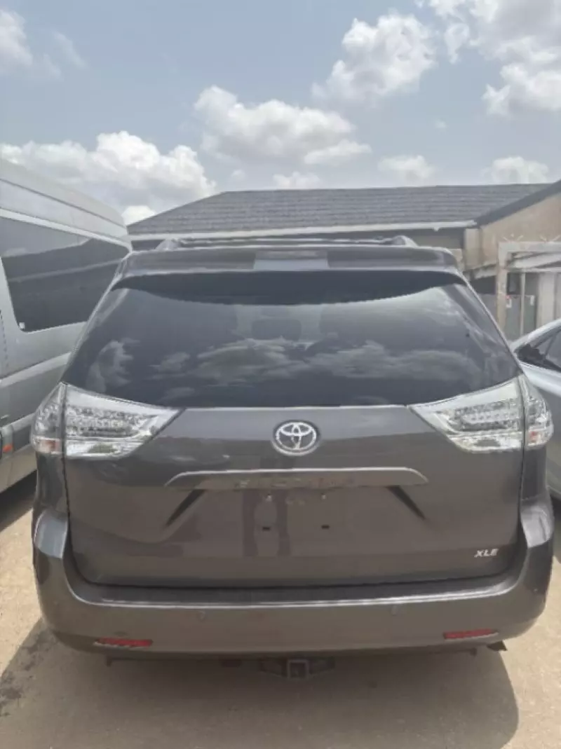 Toyota Sienna   - 2013