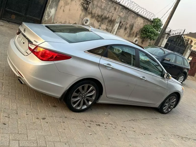 Hyundai Elantra   - 2011
