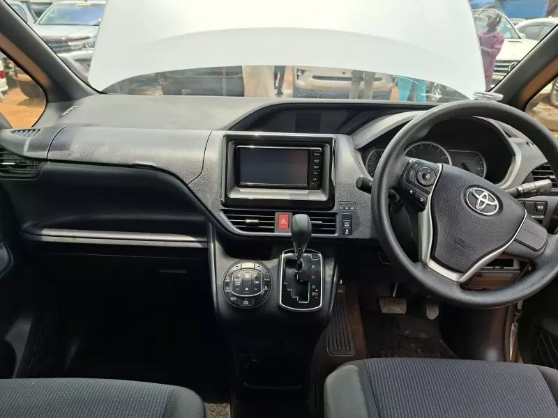 Toyota Noah   - 2014
