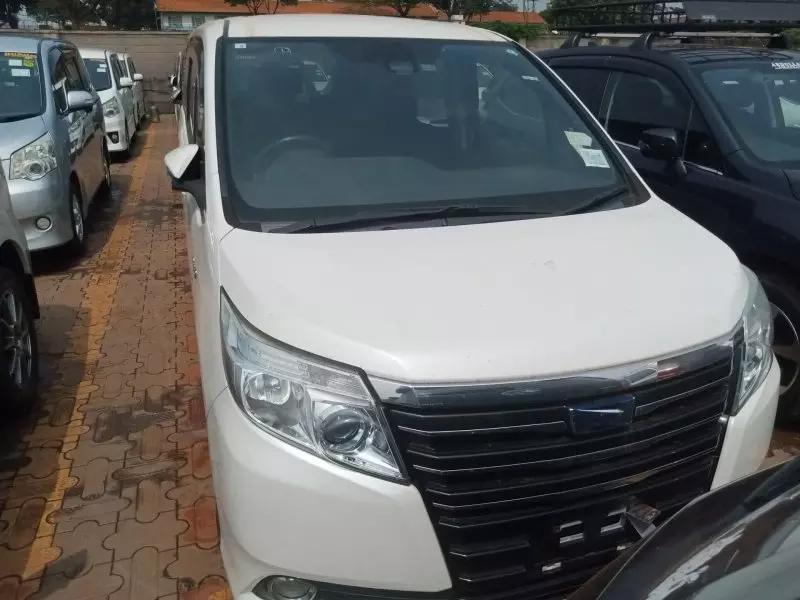 Toyota Noah Hybrid   - 2016