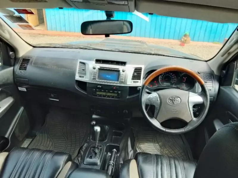 Toyota Hilux   - 2015