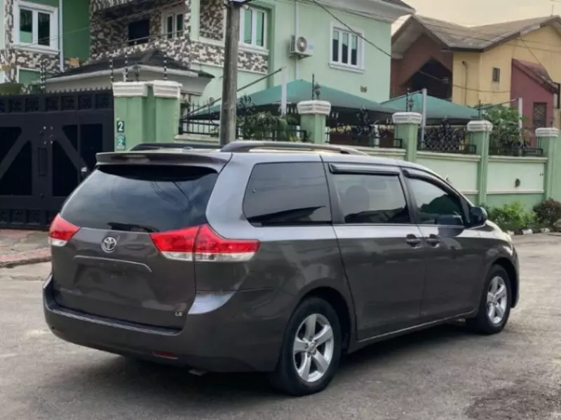 Toyota Sienna   - 2011