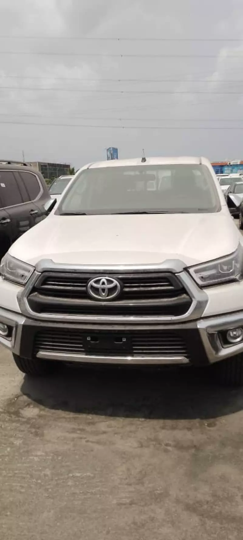 Toyota Hilux    - 2024
