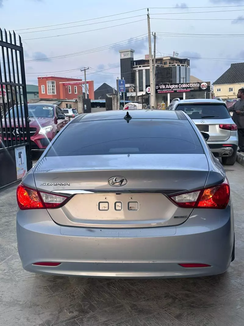 Hyundai Sonata   - 2013
