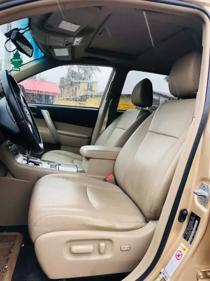 Toyota Highlander   - 2011