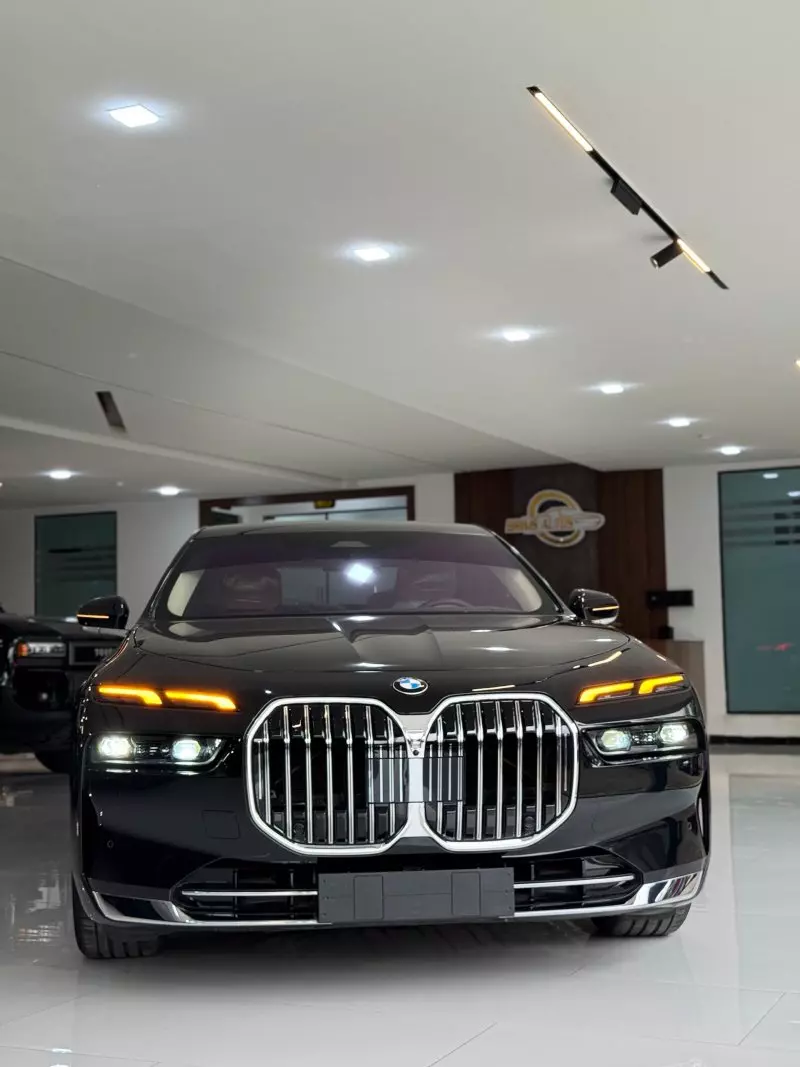 BMW 735   - 2025