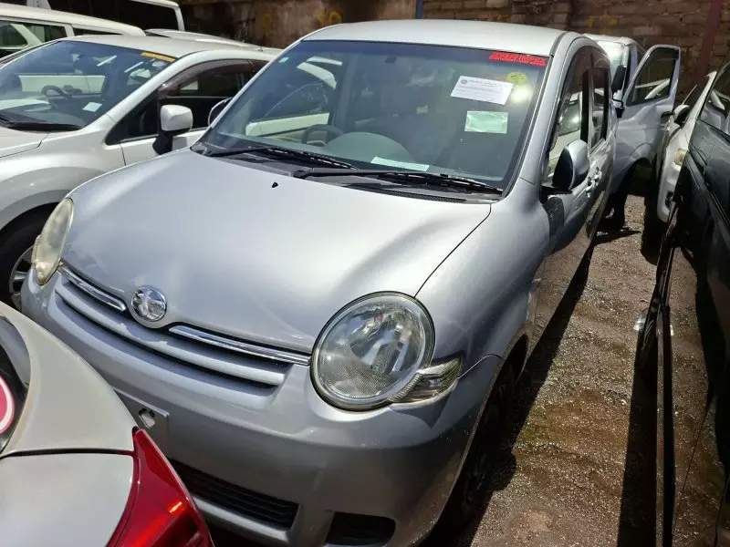 Toyota Sienta   - 2013