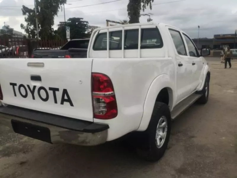 Toyota Hilux    - 2010