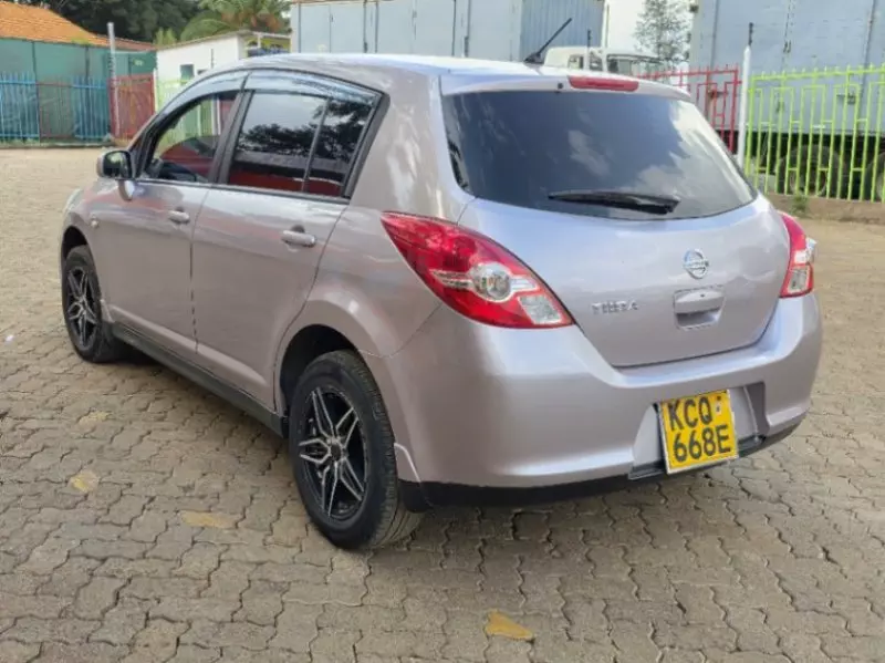 Nissan Tiida   - 2011