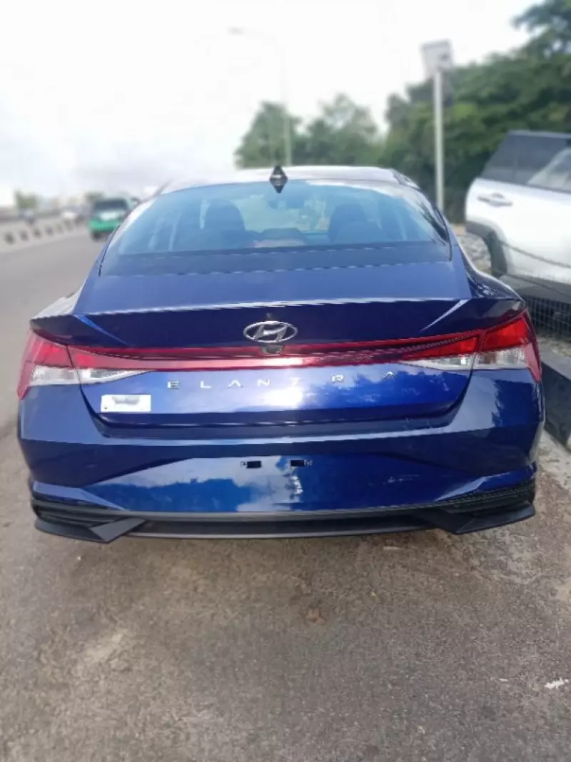 Hyundai Elantra   - 2021