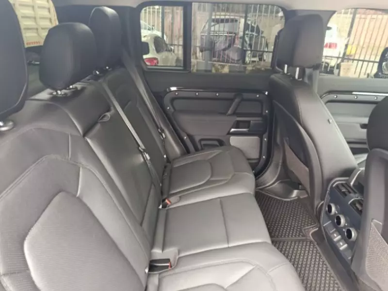 Land Rover Defender   - 2024