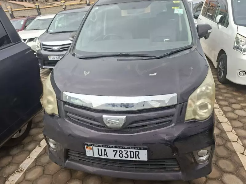 Toyota Noah   - 2012