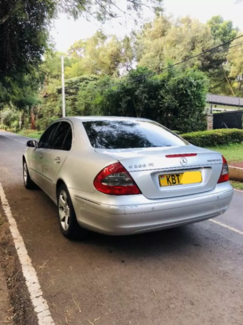 Mercedes-Benz E200   - 2005