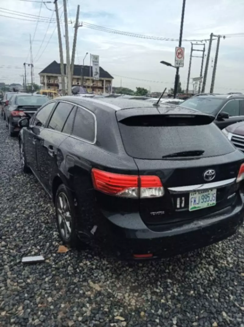 Toyota Avensis   - 2012