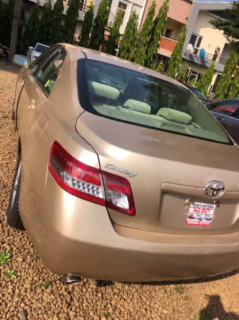 Toyota Camry   - 2011