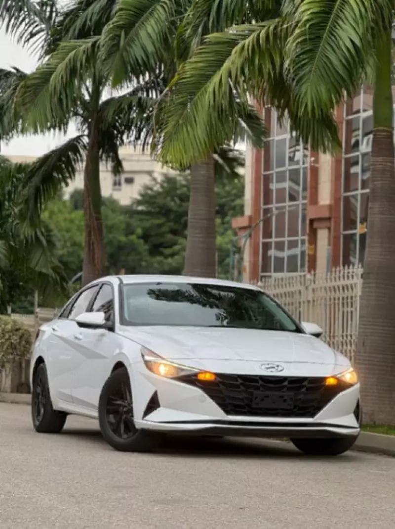 Hyundai Elantra   - 2021