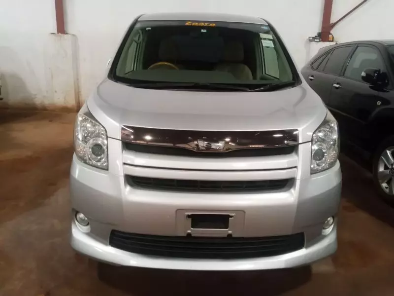 Toyota Noah   - 2009