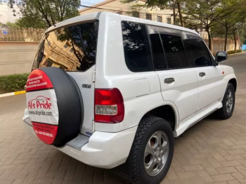 Mitsubishi Pajero   - 2001